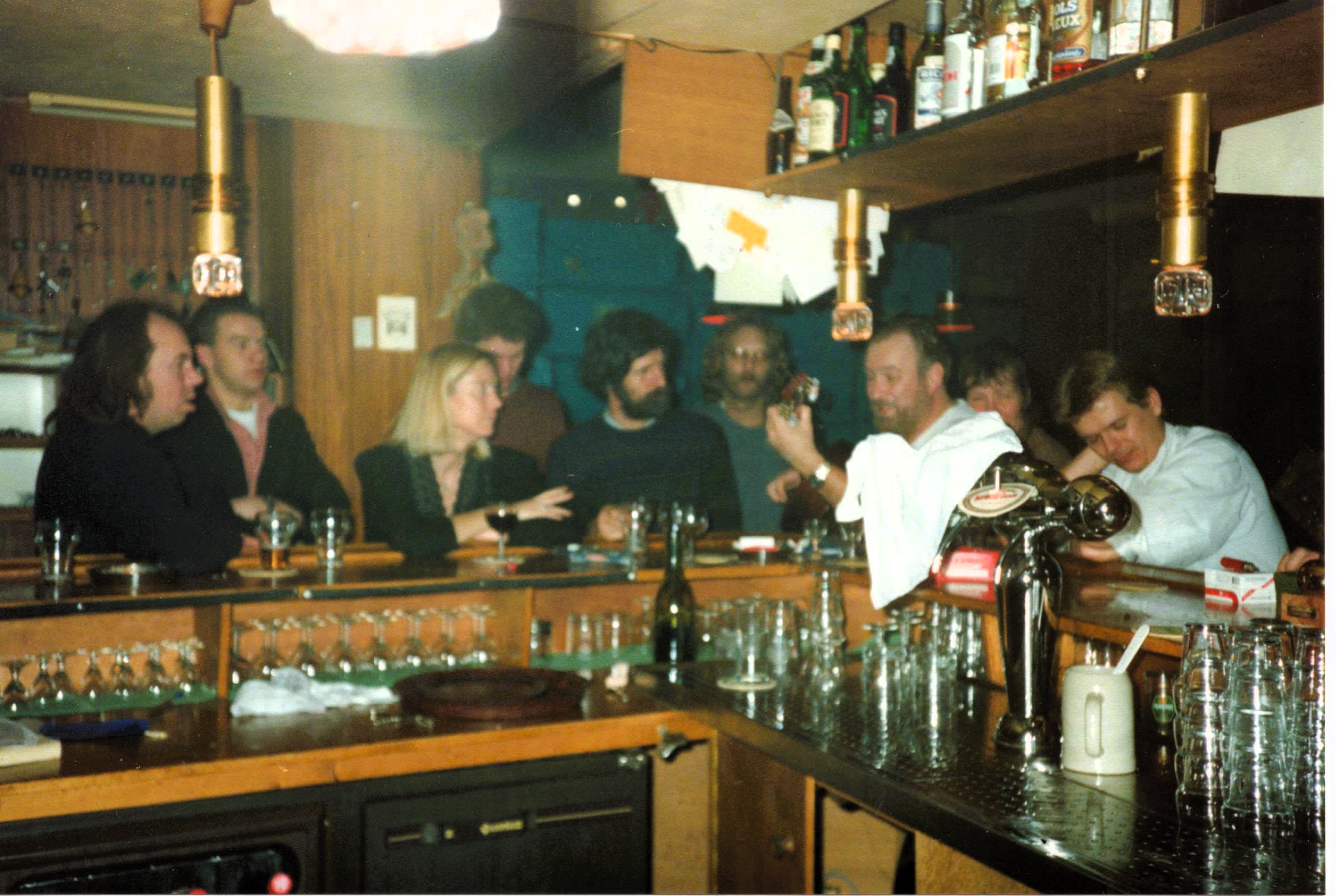 PvR_aan_de_bar_Sonnevanck_Jan_Kaas_Frank_vd_Klooster_Josine_Jos_vdMeij_Cees_Joop_van_Luijn_Theo_Bos_Wim_Duin_in_slaap2.jpeg