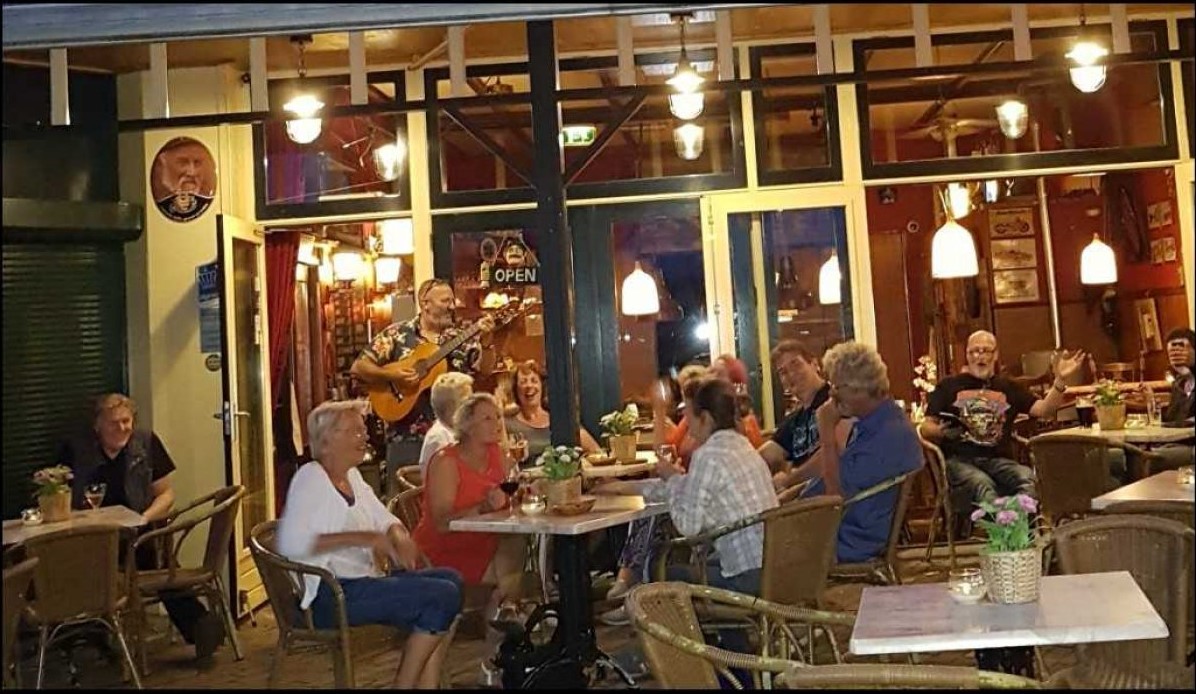 cropped-Cafe7.jpg